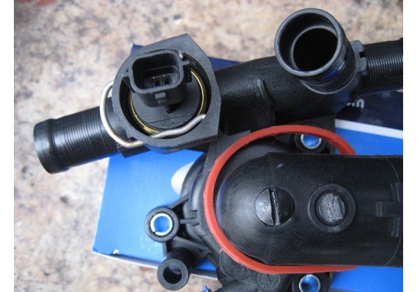 Корпус термостата, термостат Renault 2.0 dci, 8200801570, 8200907243, 8200907239